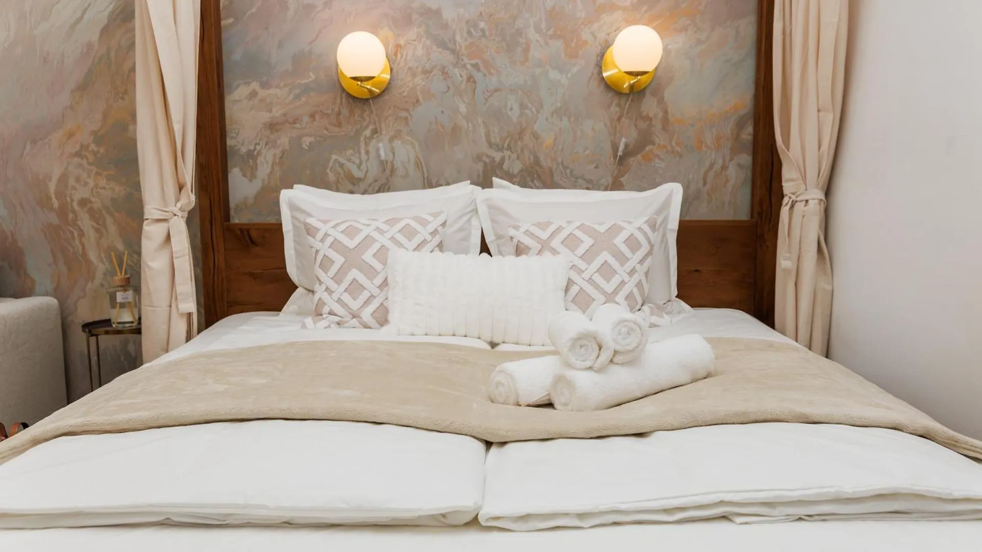 Roman Style Apartment Near City Centre Vienna Austria